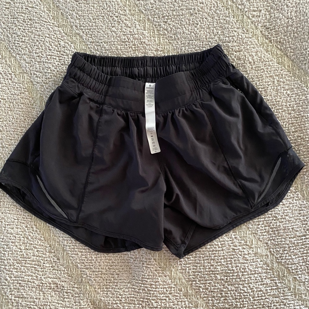 EUC smoke/pet free home lululemon hotty hot shorts